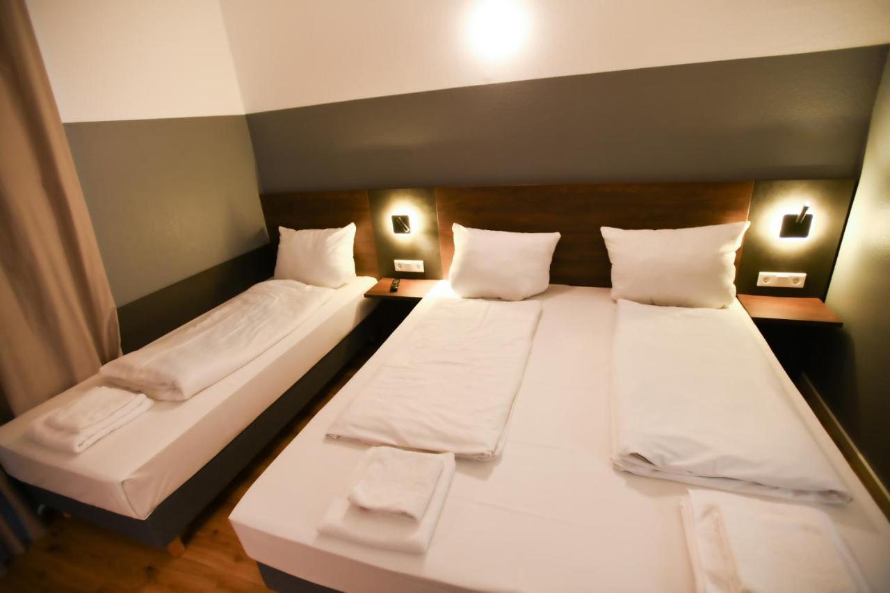 Hotel Apadana Frankfurt Francoforte sul Meno Esterno foto
