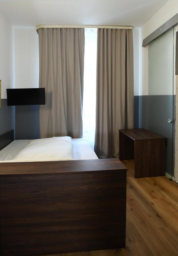 Hotel Apadana Frankfurt Francoforte sul Meno Esterno foto