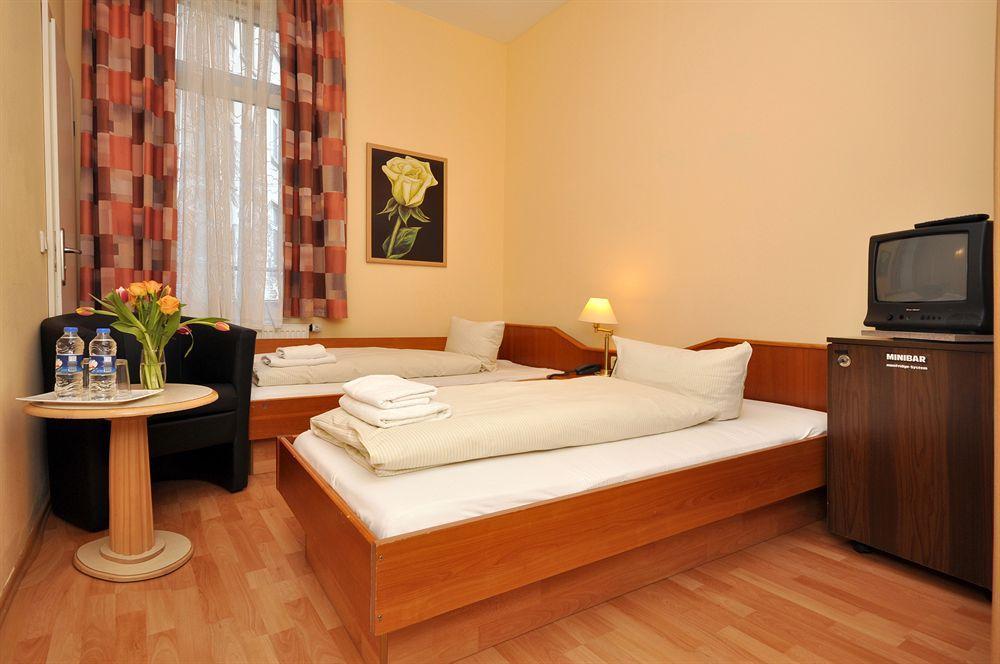 Hotel Apadana Frankfurt Francoforte sul Meno Esterno foto