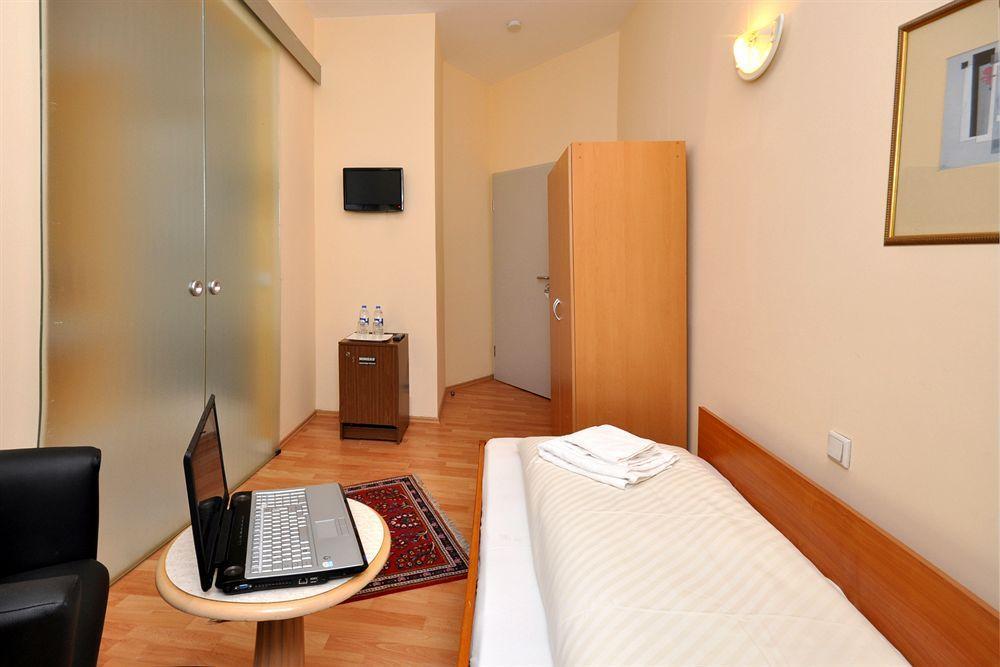 Hotel Apadana Frankfurt Francoforte sul Meno Esterno foto
